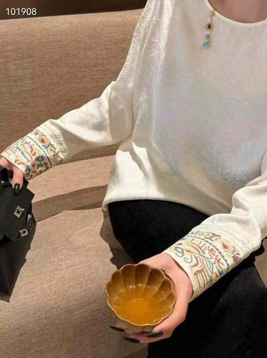 暗花纹袖口重工刺绣国风长袖衫 9621020010 商品图1