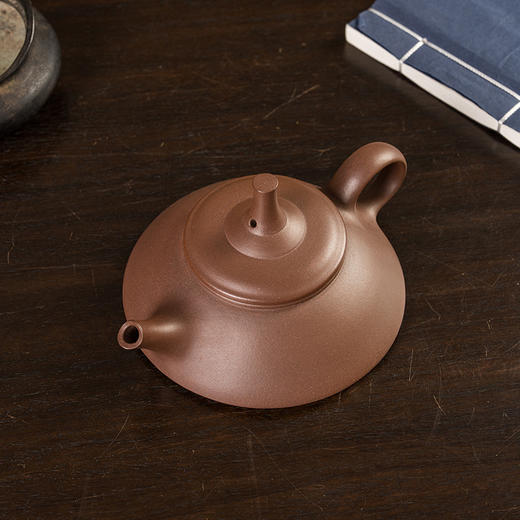 《奕君壶》 穆民龙   高级工艺美术师、著名紫砂艺术家、中国工艺美术学会会员、江苏省陶瓷协会、宜兴紫砂行业协会会员 商品图1