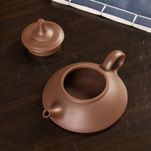 《奕君壶》 穆民龙   高级工艺美术师、著名紫砂艺术家、中国工艺美术学会会员、江苏省陶瓷协会、宜兴紫砂行业协会会员 商品图2