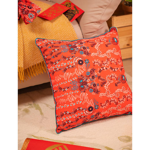 节日的花园系列异形抱枕靠垫圆柱睡抱枕金鱼蝴蝶春节喜庆新中式棉可拆洗 商品图4