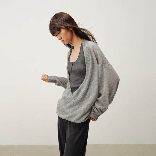 NUTH 假两件宽松深V领毛衣针织衫女 灰色/米白色（发货时间同步天猫） 商品图1