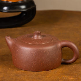 《天际壶》杨志仲 正高级工艺美术师，中国工艺美术师协会会员，江苏省工艺美术协会会员，当代杰出的青年陶艺家