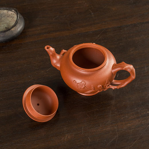 《樱花壶》 冯洪君 高级工艺美术师、宜兴市著名陶艺家、宜兴市陶艺协会会员、 无锡市艺术协会会员、 江苏省紫砂研究学会会员、中国工艺美术学会会员 商品图3