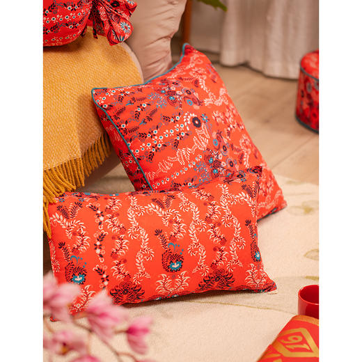 节日的花园系列异形抱枕靠垫圆柱睡抱枕金鱼蝴蝶春节喜庆新中式棉可拆洗 商品图1