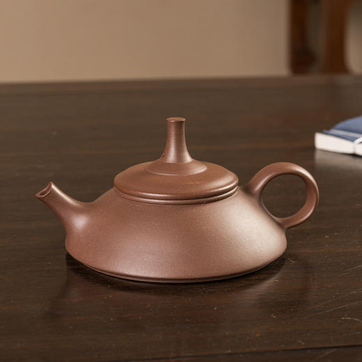 《奕君壶》 穆民龙   高级工艺美术师、著名紫砂艺术家、中国工艺美术学会会员、江苏省陶瓷协会、宜兴紫砂行业协会会员 商品图0