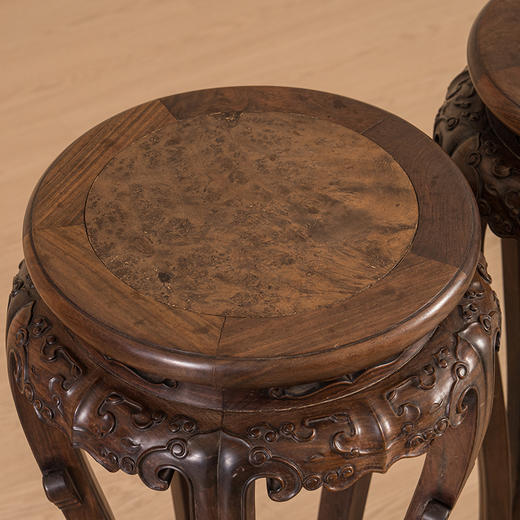 清 红木镶瘿木云纹三弯腿五足带托泥圆香几（一对） 商品图3