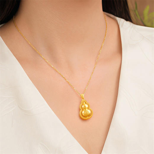 【热卖臻品】典粹福字葫芦吊坠 足金古法金葫芦黄金福禄挂坠男女情侣款【按克计价黄金2】MEMORA诗普琳GP292601、GP292602（线上专供） 商品图2