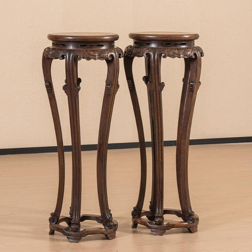 清 红木镶瘿木云纹三弯腿五足带托泥圆香几（一对） 商品图1