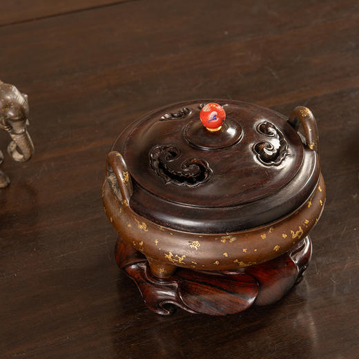清 铜点金三足冲天耳香炉（红木盖座） 商品图1