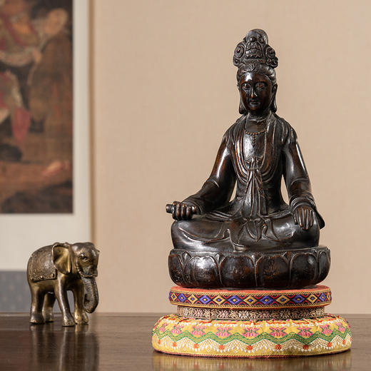 清 沉香木雕持卷观音 商品图0