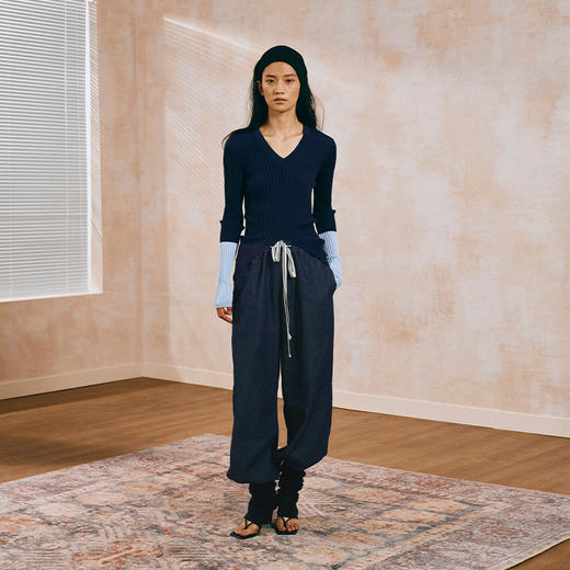 NUTH 撞色袖口修身不规则下摆针织衫V领上衣女黑灰/深浅蓝/红米色 商品图3