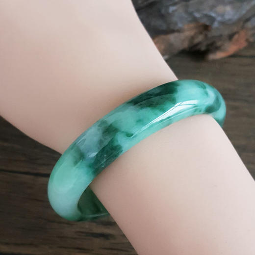 【天然正品】天然细腻无杂裂糯种绿底飘花56号翡翠贵妃手镯220125NJM21 现售价：4380 商品图8