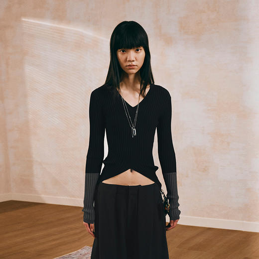 NUTH 撞色袖口修身不规则下摆针织衫V领上衣女黑灰/深浅蓝/红米色 商品图2