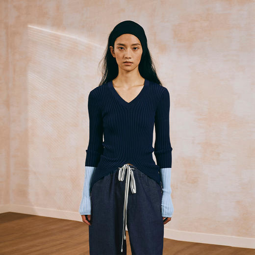 NUTH 撞色袖口修身不规则下摆针织衫V领上衣女黑灰/深浅蓝/红米色 商品图9