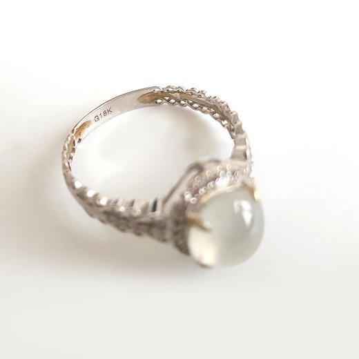 【天然正品】AU750白金镶钻镶天然冰种白色蛋面翡翠戒指211124NJ13 现售价：1980 商品图3