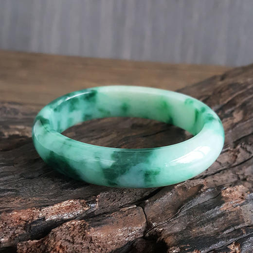 【天然正品】天然细腻无杂裂糯种绿底飘花56号翡翠贵妃手镯220125NJM21 现售价：4380 商品图5