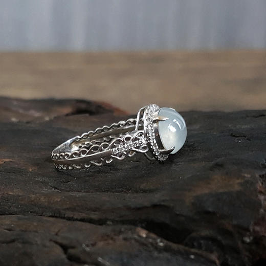 【天然正品】AU750白金镶钻镶天然冰种白色蛋面翡翠戒指211124NJ13 现售价：1980 商品图5