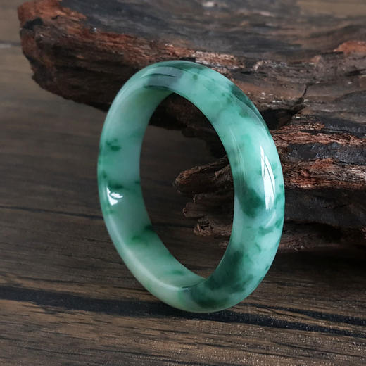 【天然正品】天然细腻无杂裂糯种绿底飘花56号翡翠贵妃手镯220125NJM21 现售价：4380 商品图6