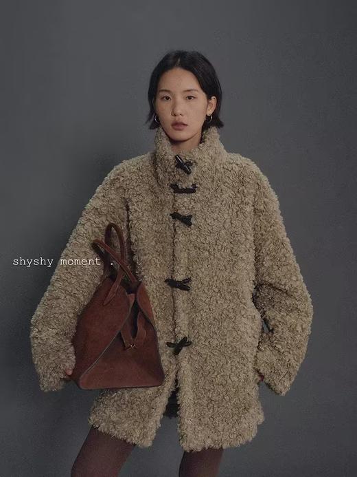 shyshystill/shy202412002/复古圈圈毛牛角扣皮毛一体保暖蓬松外套 商品图3
