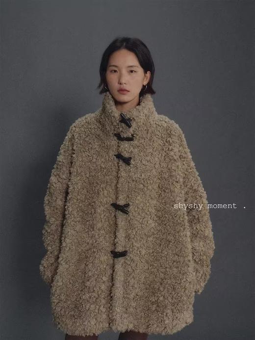 shyshystill/shy202412002/复古圈圈毛牛角扣皮毛一体保暖蓬松外套 商品图0