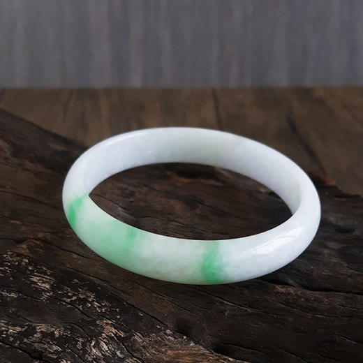 【天然正品】天然无纹裂细豆种飘绿58号翡翠手镯58MM女士现售价：1380特价！250125NJS17 商品图2