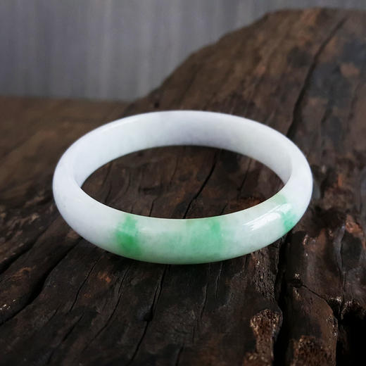 【天然正品】天然无纹裂细豆种飘绿58号翡翠手镯58MM女士现售价：1380特价！250125NJS17 商品图3