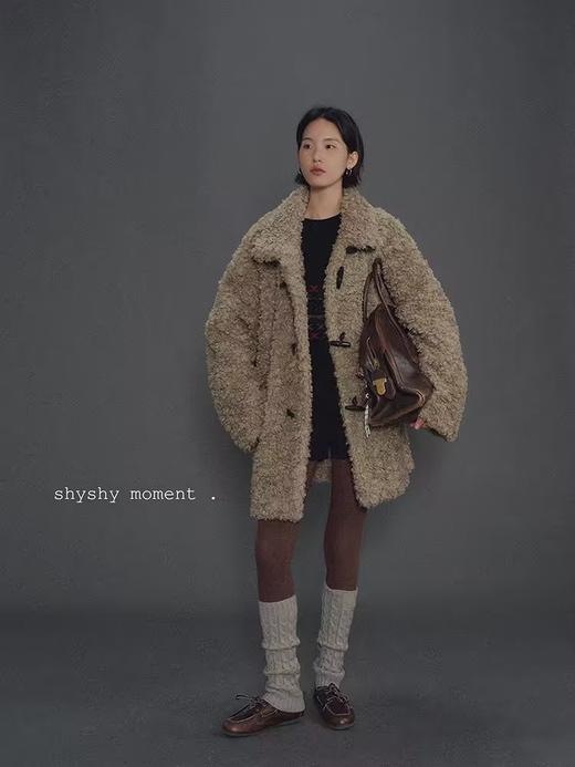 shyshystill/shy202412002/复古圈圈毛牛角扣皮毛一体保暖蓬松外套 商品图4