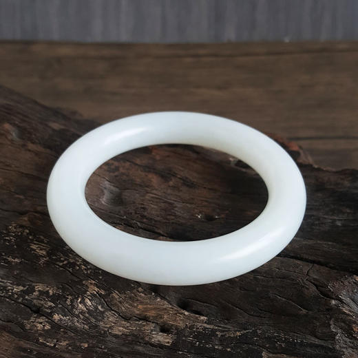 【天然正品】天然收藏级细腻无杂裂俄料一级白油润度佳和田玉58.5号圆条手镯58.4MM女士现售价：11800！130125JJ07 商品图2