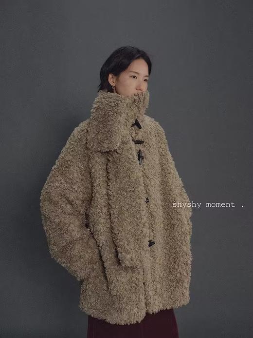 shyshystill/shy202412002/复古圈圈毛牛角扣皮毛一体保暖蓬松外套 商品图2