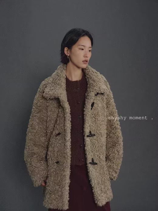shyshystill/shy202412002/复古圈圈毛牛角扣皮毛一体保暖蓬松外套 商品图1