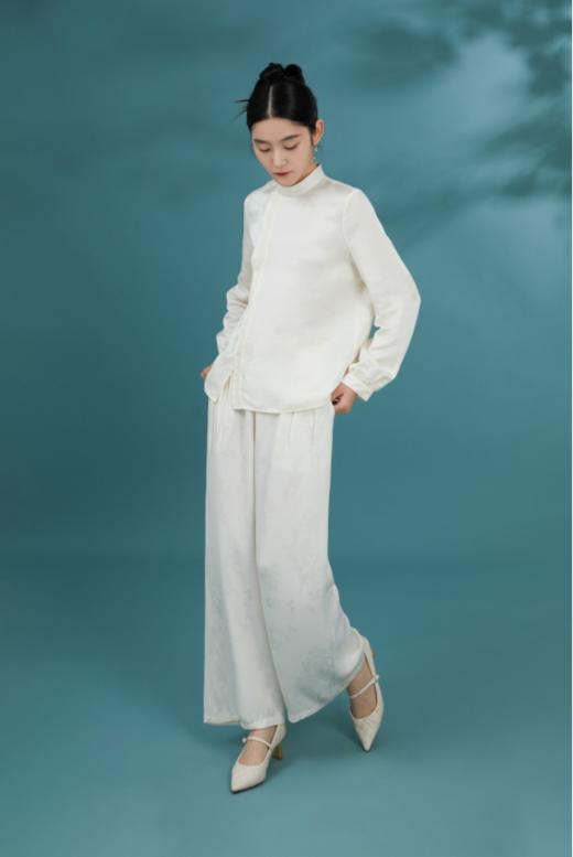 荷言 GL 沐华 人丝提花小立领风琴褶新中式上衣 商品图4