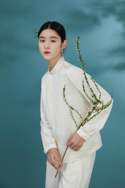 荷言 GL 沐华 人丝提花小立领风琴褶新中式上衣 商品图1