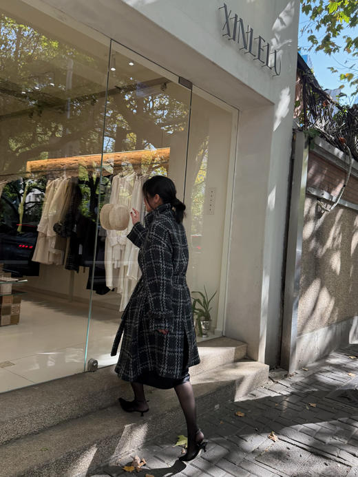 TU｜C05AW24-JK04-MX12  深蓝灰白格纹粗花呢系带长外套 商品图0