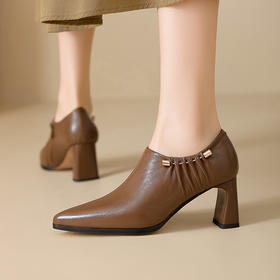 时尚别针高跟鞋，软羊皮粗跟尖头鞋深口单鞋KT1691