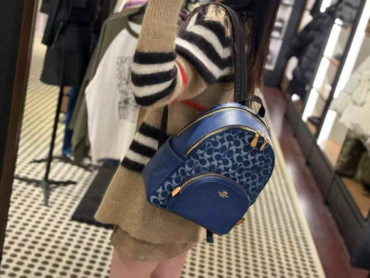 ¥1580🇺🇸Coach Court系列香布雷中号双肩包🎒！双层拉链款 大小正合适，容量大，蓝色牛仔经典logo款，限量版加送🍒小吊坠，尺寸约27x36x13cm 商品图7