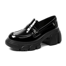 哈森厚底高跟乐福鞋女2025春季新款黑色漆皮亮面深口单鞋HS252505