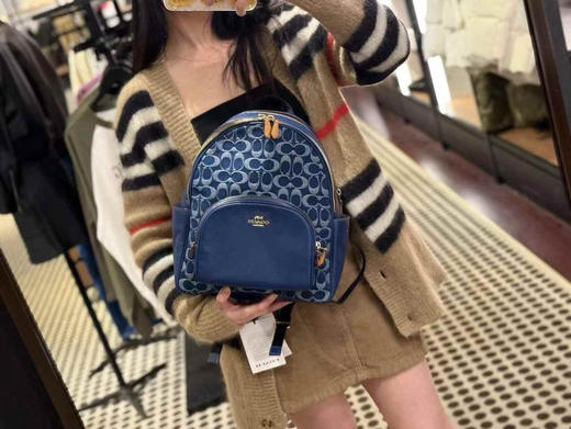 ¥1580🇺🇸Coach Court系列香布雷中号双肩包🎒！双层拉链款 大小正合适，容量大，蓝色牛仔经典logo款，限量版加送🍒小吊坠，尺寸约27x36x13cm 商品图5