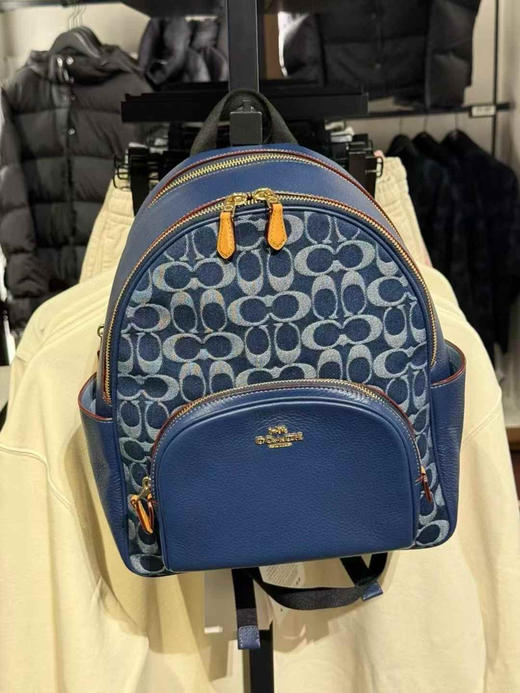 ¥1580🇺🇸Coach Court系列香布雷中号双肩包🎒！双层拉链款 大小正合适，容量大，蓝色牛仔经典logo款，限量版加送🍒小吊坠，尺寸约27x36x13cm 商品图0
