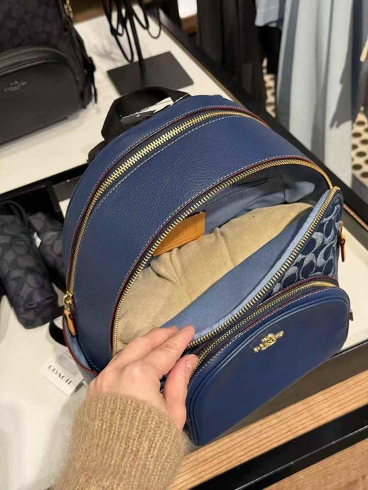 ¥1580🇺🇸Coach Court系列香布雷中号双肩包🎒！双层拉链款 大小正合适，容量大，蓝色牛仔经典logo款，限量版加送🍒小吊坠，尺寸约27x36x13cm 商品图4