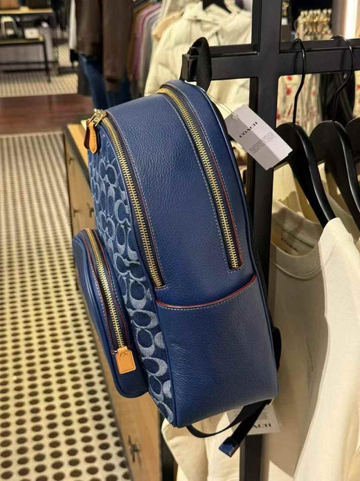 ¥1580🇺🇸Coach Court系列香布雷中号双肩包🎒！双层拉链款 大小正合适，容量大，蓝色牛仔经典logo款，限量版加送🍒小吊坠，尺寸约27x36x13cm 商品图1