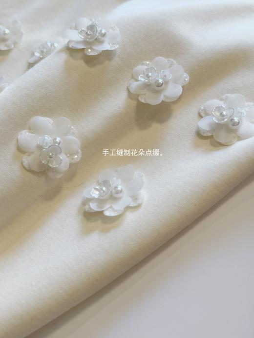 花花tee 大家一定要体验的某品牌同步天丝棉针织(穿着感100分!!) 手工钉珠花朵T恤 米白色 商品图1