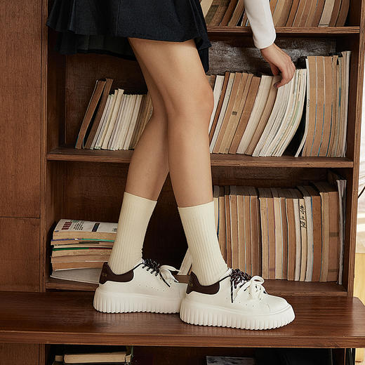 千百度厚底饼干鞋时尚休闲板鞋增高小白鞋透气运动鞋A25108259 商品图4