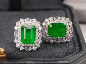 3.8ct刻面祖母绿耳钉