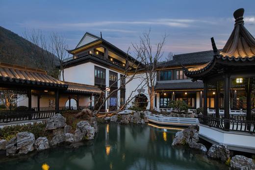 ★周末不加价★￥598起/2间夜！【安吉二月花度假酒店】含早餐，古风竹筏打卡，全程管家式服务，溯溪秋游、垂钓！另有loft家庭房/亲子房滑梯主题套房可选～有效期至2025年11月15日 商品图1