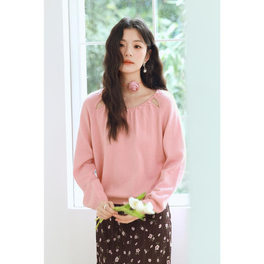 【严选】诗凡黎时尚气质珍珠兔毛针织衫2025春新品设计感镂空U领洋气上衣7G2131181-1 商品图3