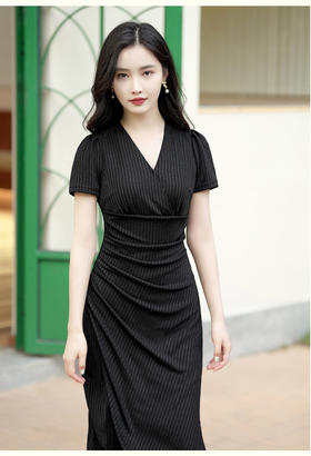 逸红颜纷飞2025年夏季新款显瘦V领长袖连衣裙女赫本性感修身女裙