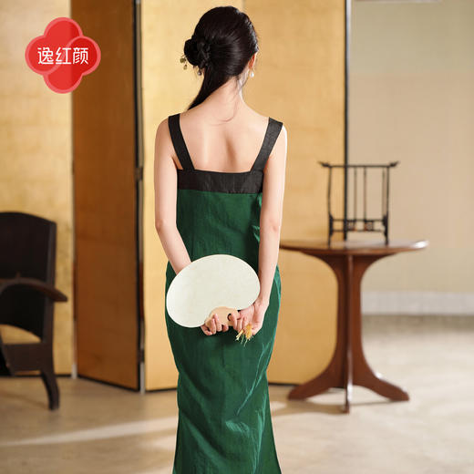 上海逸红颜莲絮2025夏季新款20姆米龟裂纹香云纱刺绣新中式吊带裙 商品图4