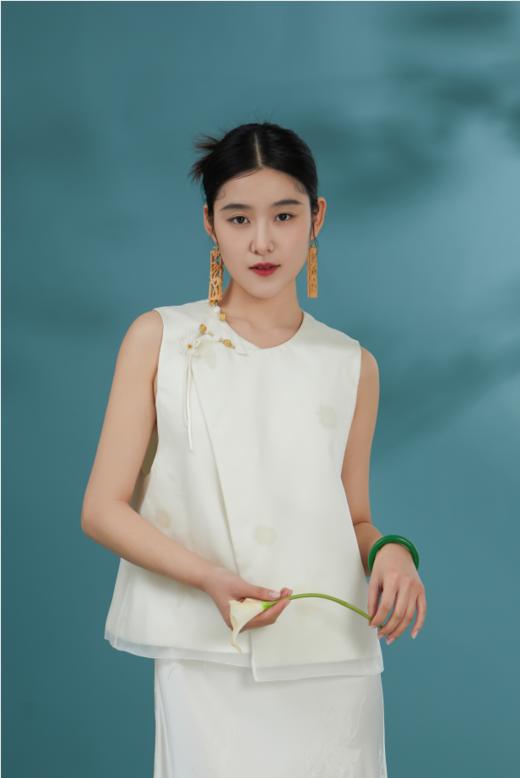 荷言 GL 绮蝶 织金蝴蝶提花新中式马甲羊毛混纺手工树叶盘扣真丝欧根纱 商品图3