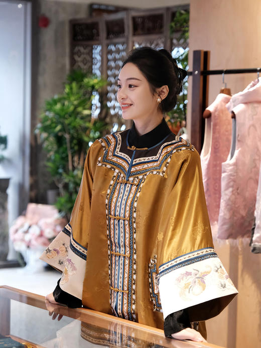 盛唐牡丹盛奢系列| 限量款| 高货-重缎凤尾蝴蝶纹一字扣长上衣-黄色(特殊商品不退不换) 商品图2