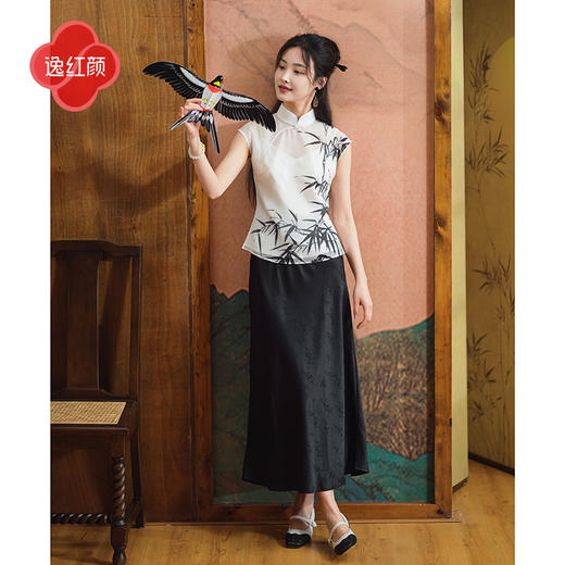 上海逸红颜影诗2025年夏季新款水波缎竹节水墨风包肩袖旗袍上衣女 商品图2
